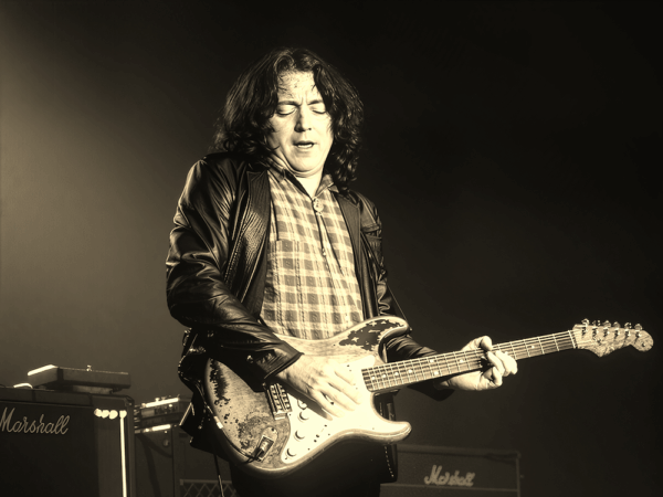 RORY GALLAGHER VINTAGE '92 FENDER STRATOCASTER GUITAR SIGNED - Image 5