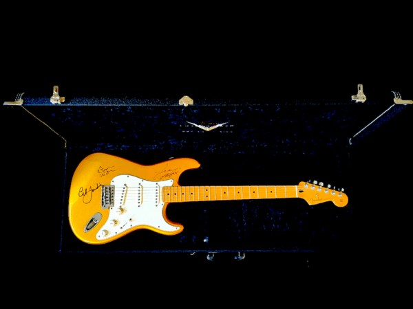 🔥 HOT GUITAR AUCTION!! THE BEACH BOYS  RARE SIGNED AUTOGRAPHED FENDER GUITAR, IAS CERTIFIED 🔥 - Image 6