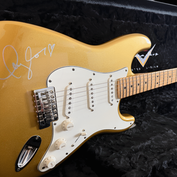 🔥 TAYLOR SWIFT GOLD FENDER GUITAR SIGNED 🔥 - Image 3